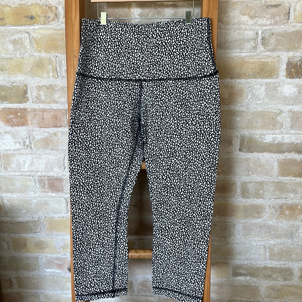 Lululemon cropped leggings in size 10 in black and white pattern